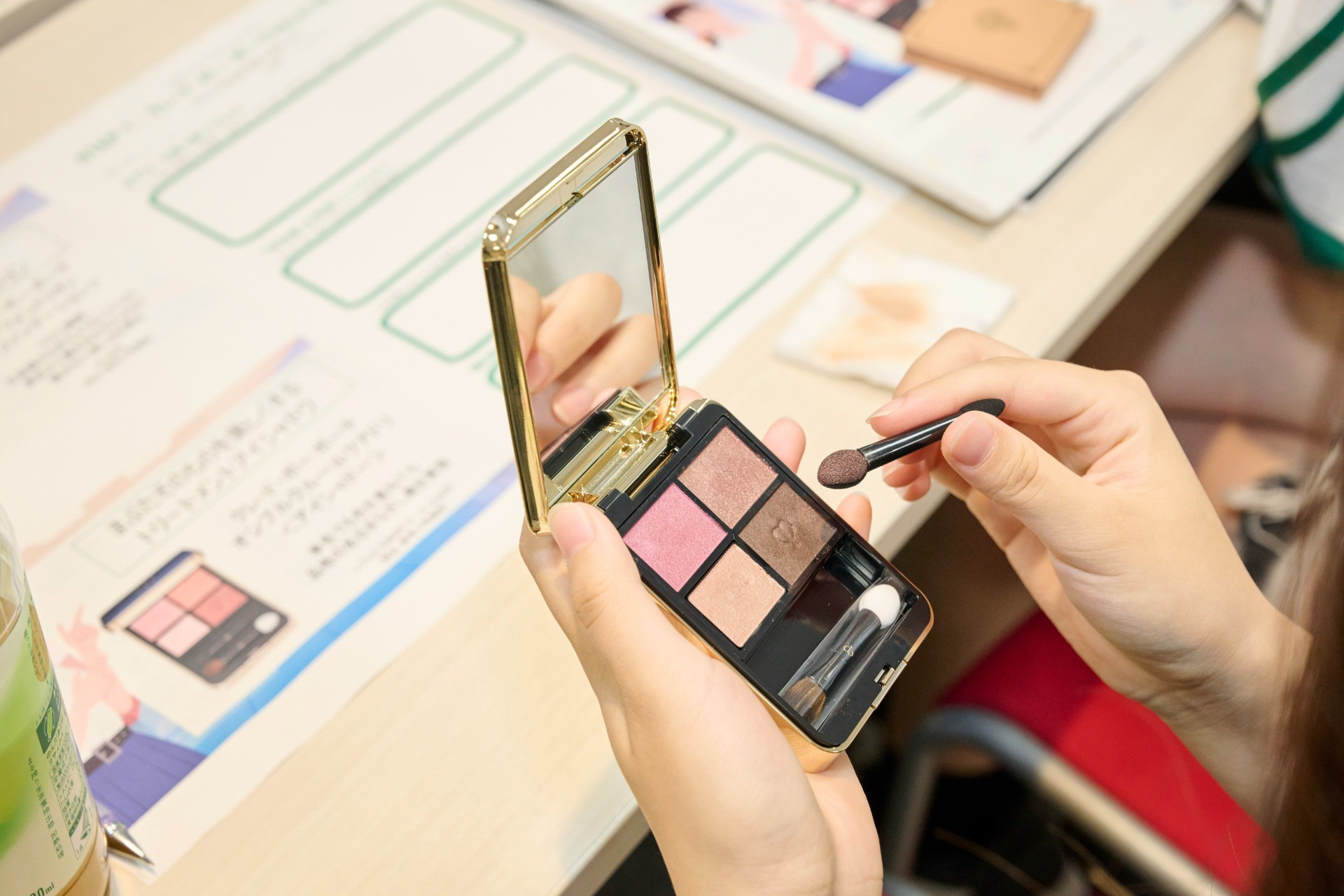 商品を試用する様子 商品を試用する様子